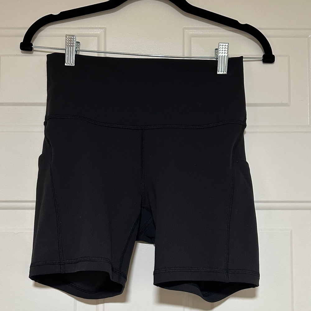 Lululemon Wunder Train high-rise shorts with pockets. 6” size 8